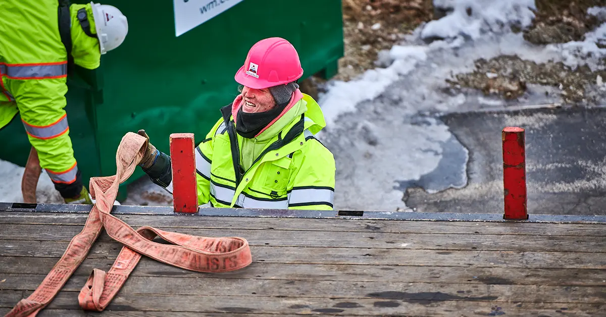 Travailleur dans un environnement dangereux à faible visibilité, avec une faible luminosité et de la fumée, portant des vêtements Arc X Hi-vis de Lakeland pour la sécurité et la protection.