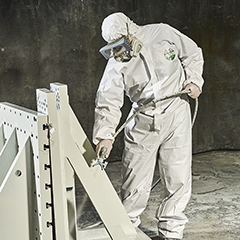 身着战斗服 工人战斗服 金属结构。